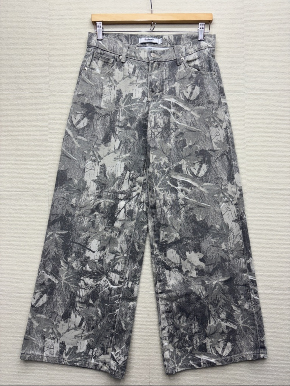 Refrain | 3/26 3 26 Gray Leaf-Print Wide Leg Jeans